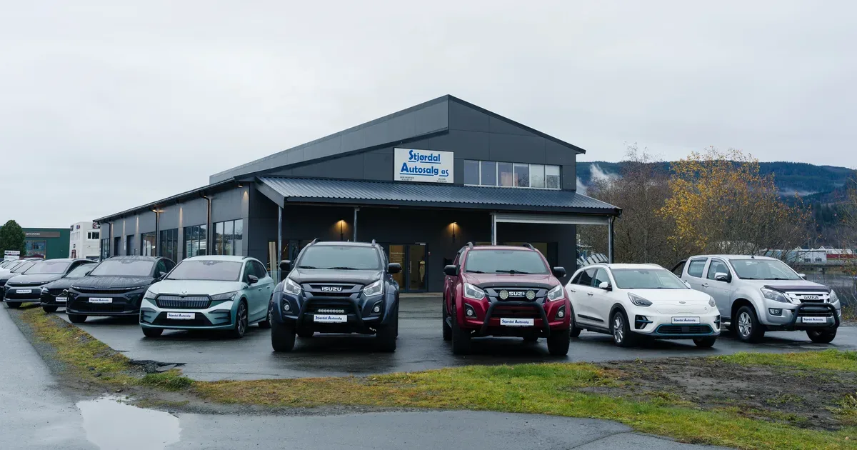 Bruktbiler foran Stjørdal Autosalgs forhandlerbygg