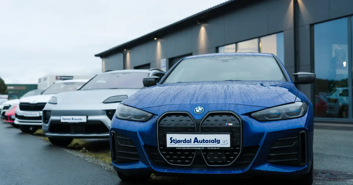 Blå elektrisk BMW foran Stjørdal Autosalg